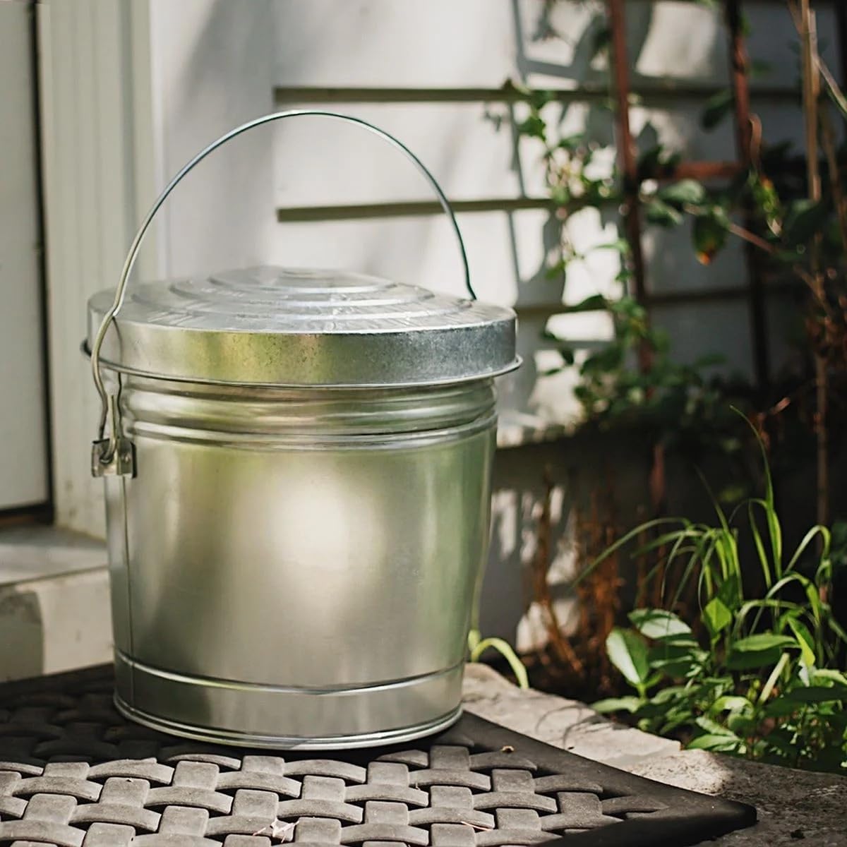 6-Gallon Galvanized Steel Storage Can with Locking Lid H7100