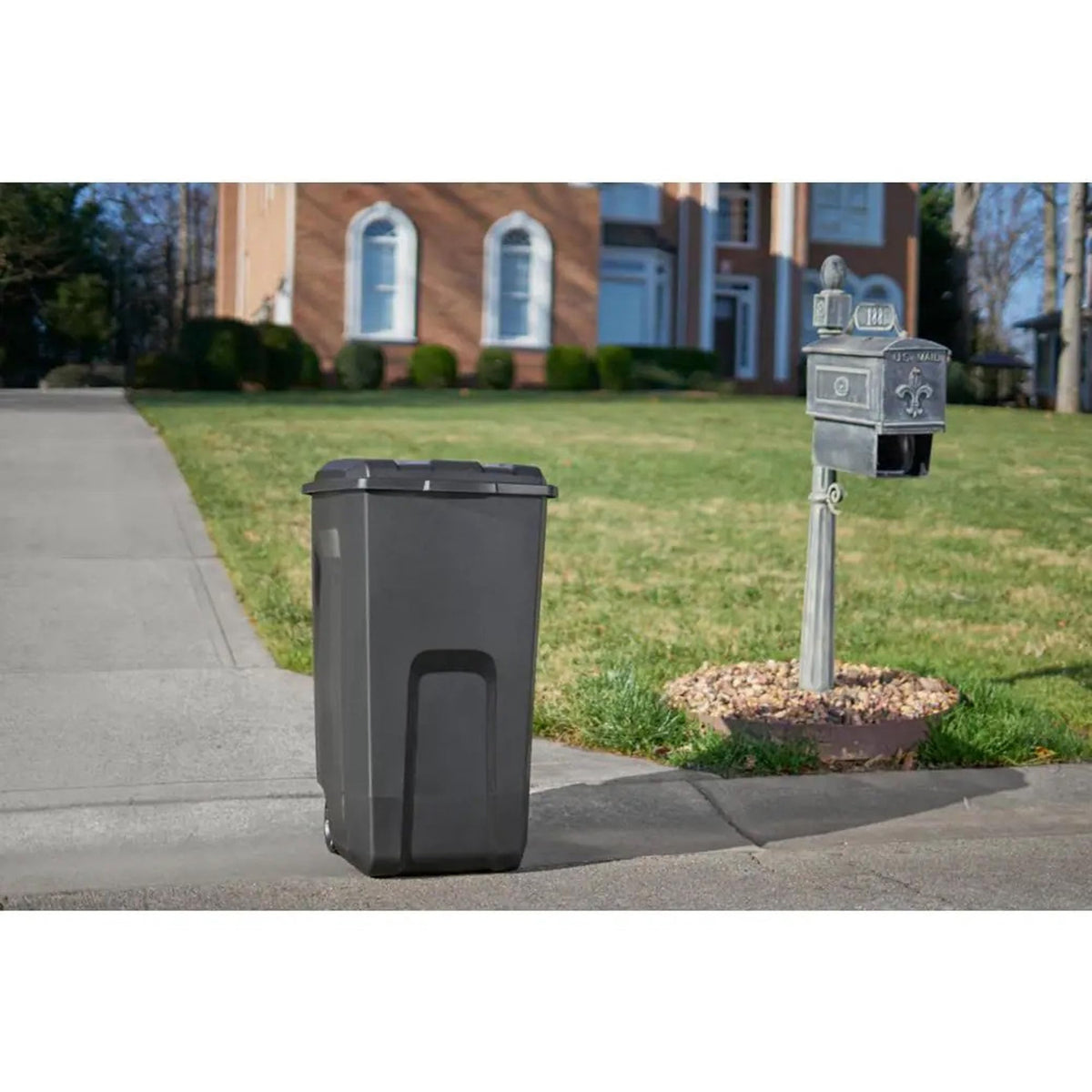 Black 45-Gallons Plastic Wheeled Trash Can with Lid H8725
